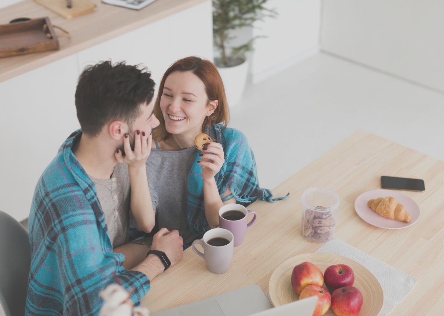 Parent et enfant dans un moment d'échange bienveillant