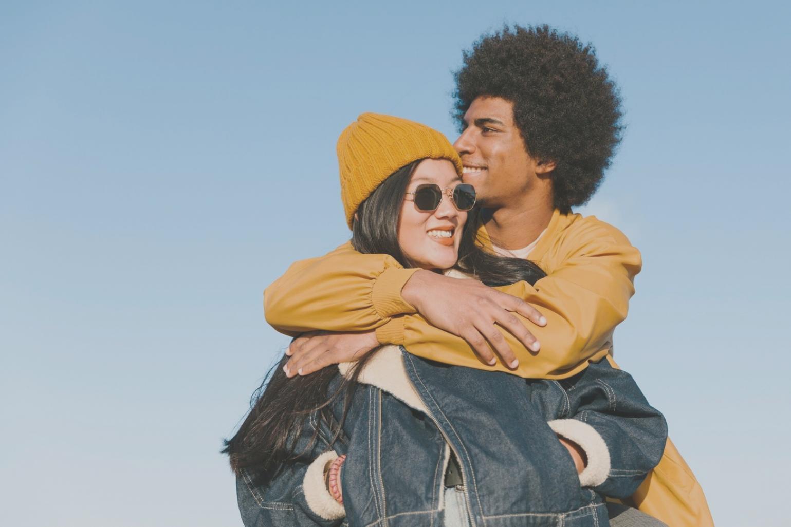 Famille unie pratiquant la parentalité positive